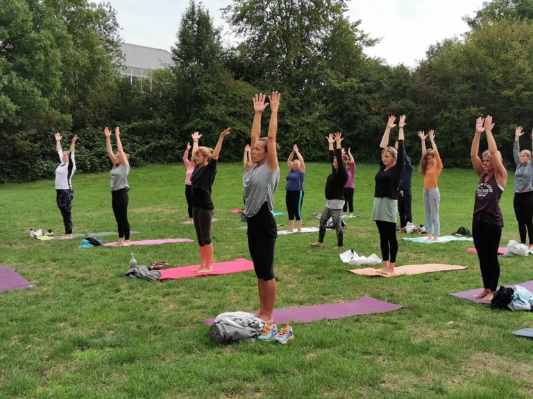 Yoga im Freien mit der Grünen Jugend